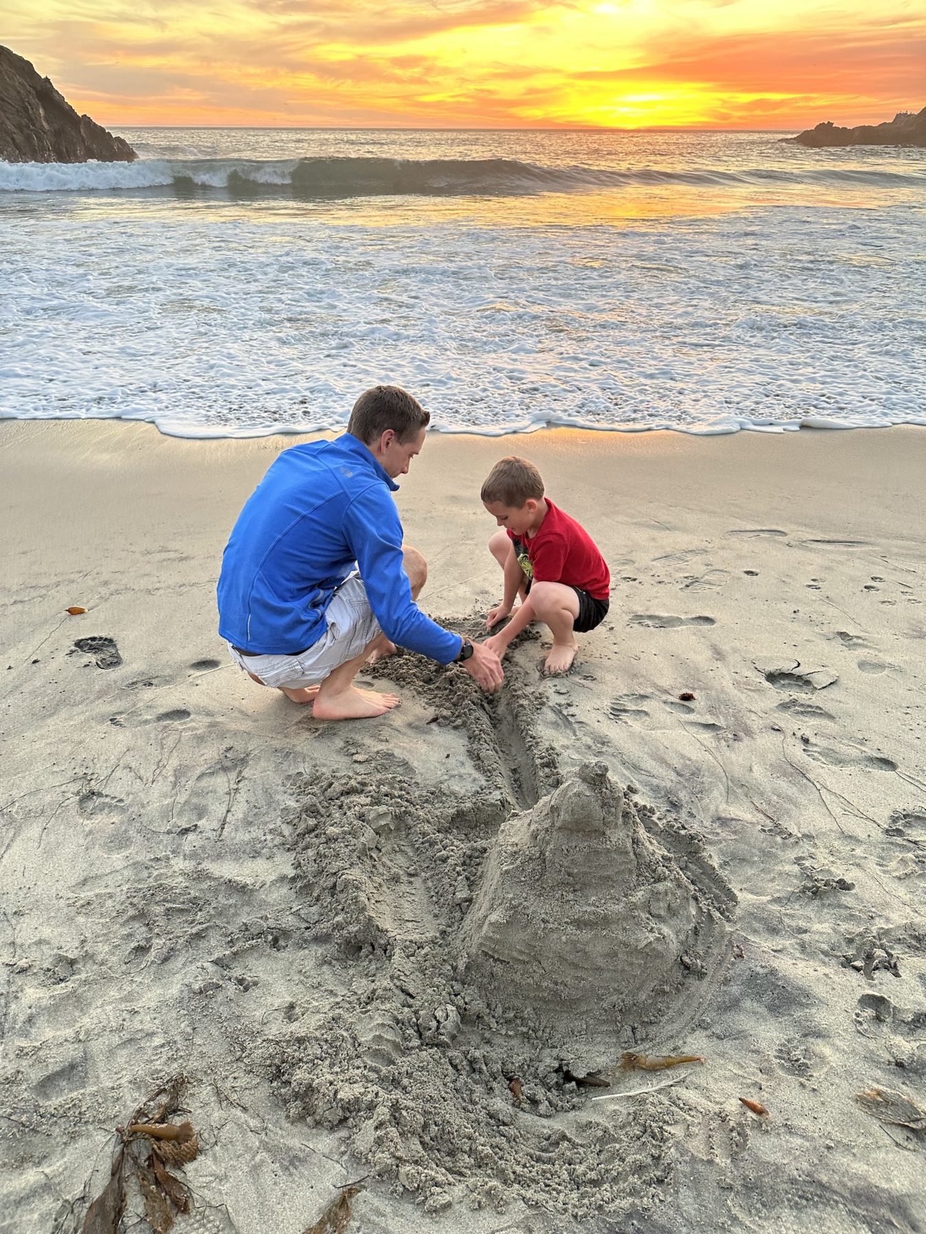 Purple Sand Beach in California - build castle