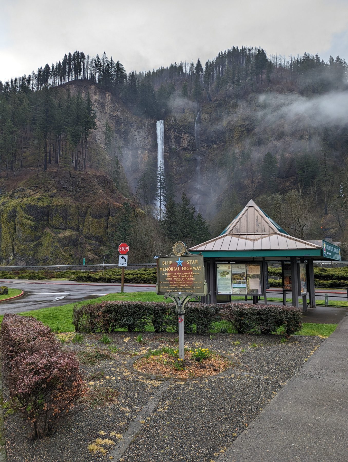 Parking at Multnomah Falls - waterfall view from parking lot