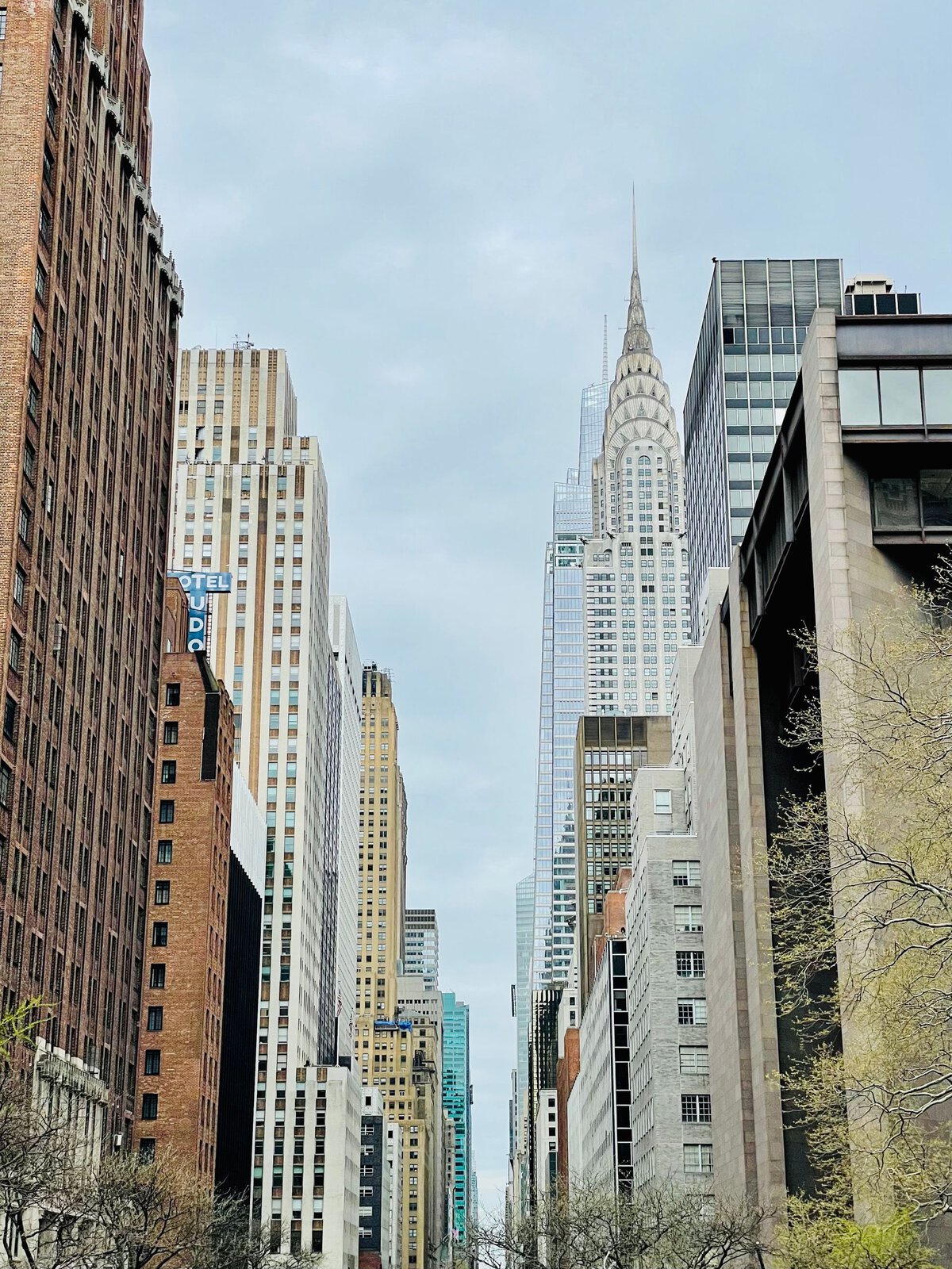 Skyline of New York City featuring the iconic Chrysler Building.